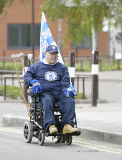 zdjęcie: kibic Chelsea Londyn na elektrycznym wózku inwalidzkim