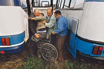 zdjęcie: próby wniesienia osoby na wózku do autobusu PKS