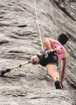 zdjęcie: wspinaczka skałkowa osoby z protezą nogi