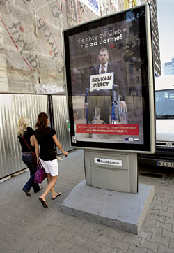 zdjęcie: bilboard z kampanii - mężczyzna na wózku z kartką szukam pracy