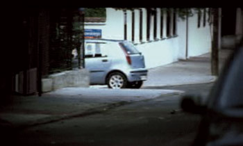 zdjęcie: klatka ze spotu o niepełnosprawnym piracie drogowym - samochód za zakrętem