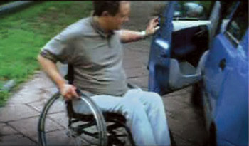 zdjęcie: klatka ze spotu o niepełnosprawnym piracie drogowym - mężczyzna na wózku wsiada do auta