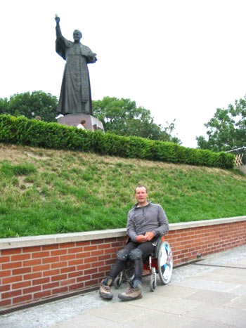 zdjęcie pod pomnikiem Jana Pawła II