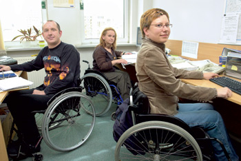 zdjęcie: niepełnosprawni pracownicy PFRON