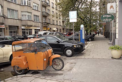 Pojazd osoby z niepełnosprawnością zaparkowany w niedozwolonym miejscu. Fot.: Ewa Strasenburg