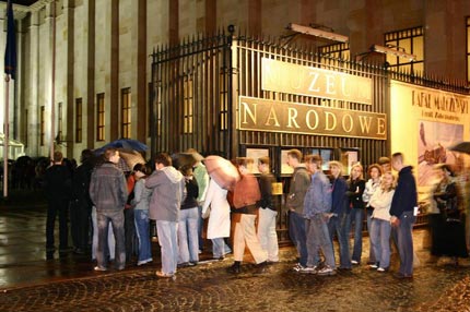 Noc Muzeów w Warszawie - kolejka pod Muzeum Narodowym. Fot.: Wojciech Olszanka/East News