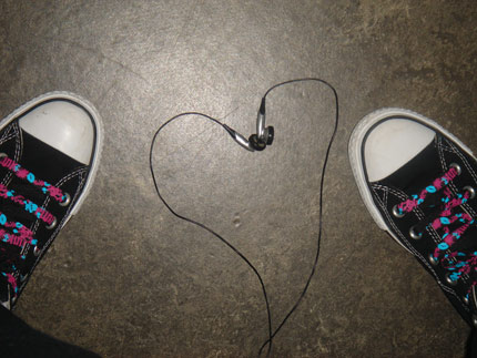 Trampki i kabel ze słuchawkami od otwarzacza mp3 zwinięty w kształcie serca. Fot.: www.sxc.hu