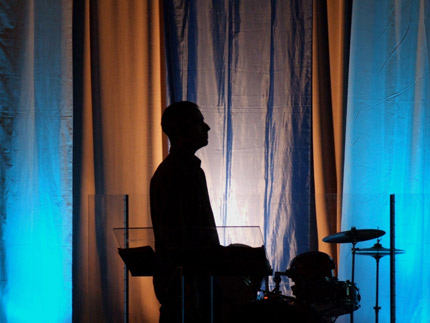 Mężczyzna i perkusja. Fot.: www.sxc.hu