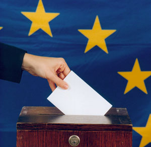 Urna wyborcza na tle flagi europejskiej, Fot.: Parlament Europejski - Dział Audiowizualny