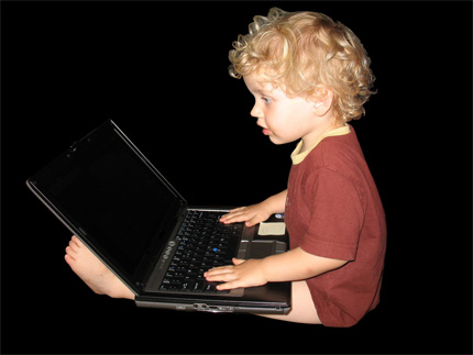 Zdjęcie: chłopiec z laptopem