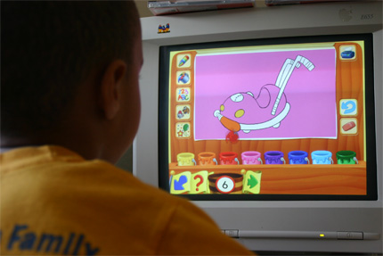 Zdjęcie: chłopiec przed ekranem komputera