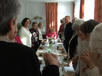 Na zdjęciu: Spotkanie grupy wsparcia na kolacji