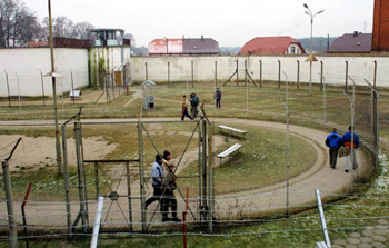 Na zdjęciu: Więźniowie podczas spaceru w ''spacerniaku''
