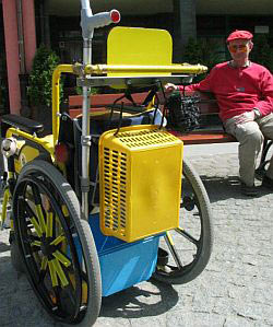 Stanisław Zaręba ze swoim wózkiem