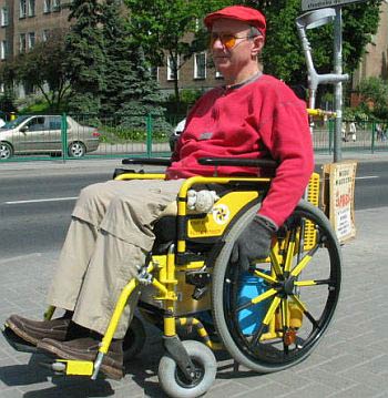 Stanisław Zaręba na swoim wózku
