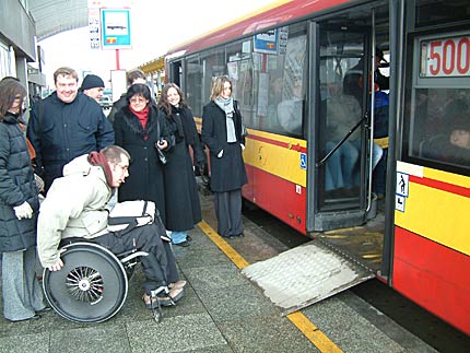 Chłopak na wózku wjeżdża do autobusu komunikacji miejskiej w Warszawie. Fot. Piotr Stanisławski