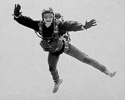 Na zdjęciu: Jędrzej podczas skoku ze spadochronem