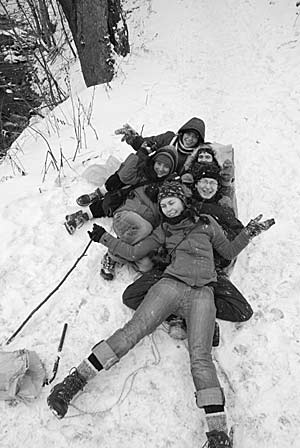 zdjęcie: Michał Woroch leży na śniegu ze znajomymi