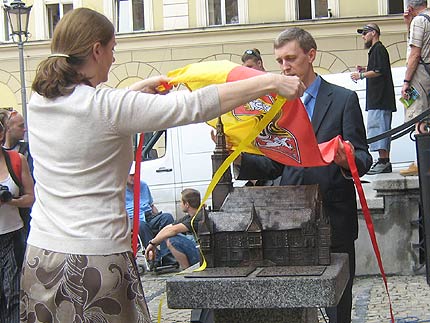 Na zdjęciu: Przygotowania do odsłonięcia miniatury ratusza. Fot. Anna Halik