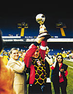 zdjęcie: Mariusz Groblica, kapitan zwycięskiej drużyny Mistrzostw Świata INAS-FID z 1998 roku. Fot.: Archiwum Towarzystwa 