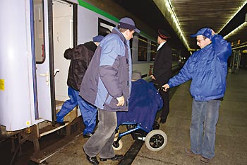 zdjęcie: osoby na wózku nadal muszą praosić o pomoc żeby wsiąść i wysiąść z pociągu 
