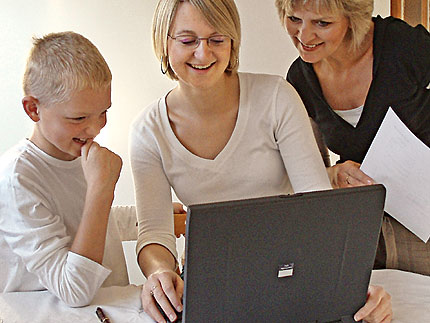 Na zdjęciu: rodzina przy komputerze. Fot. S.Woods