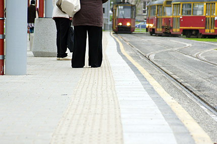 Na zdjęciu: pas fakturowy na pprzystanku tramwajowym jest możliwy, dlaczego nie w metrze?, fot: Filip Miłuński