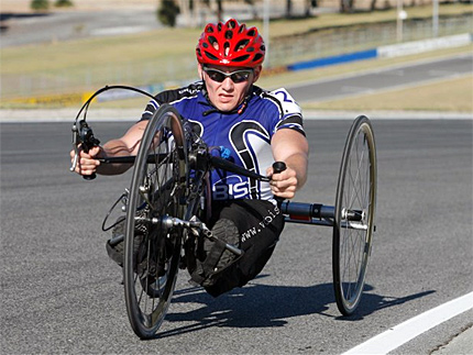 Arkadiusz Skrzypiński na handbike'u. Fot.: arch. rodzinne.