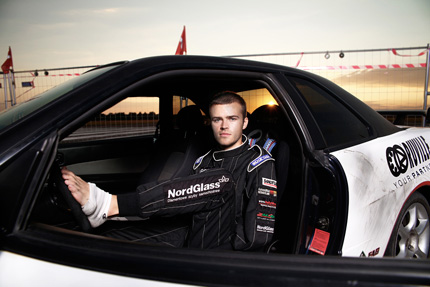 Na zdjęciu: Bartosz Ostałowski w samochodzie rajdowym