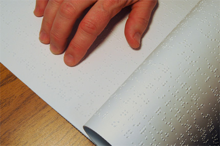 Na zdjęciu: pismo w alfabecie Braille'a
