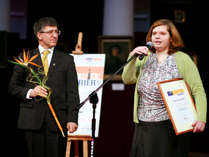 Anna Wąsik, laureatka Nagrody Publiczności, przyjęła wyróżnienie z rąk prezesa zarządu ZUS Zbigniewa Derdziuka