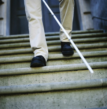 Zdjęcie: osoba niewidoma na schodach