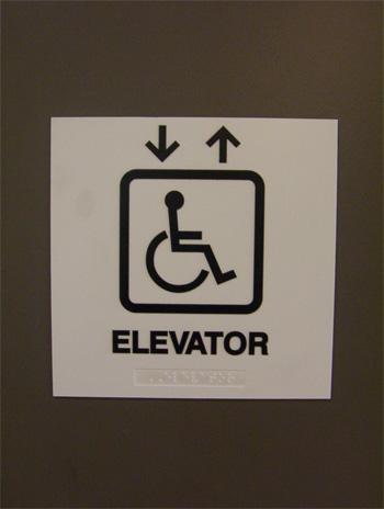 Zdjęcie: winda dla osób z niepęłnosprawnością