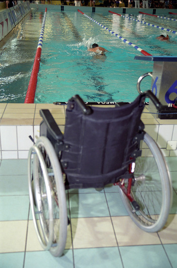 Na zdjęciu: Wózek inwalidzki przy torze pływackim