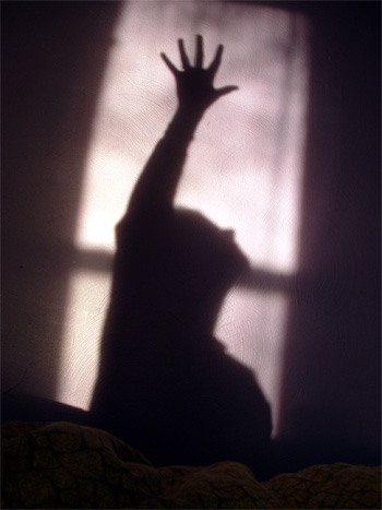 Na zdjęciu: ofiara przemocy - cień osoby z wyciągniętą ręką