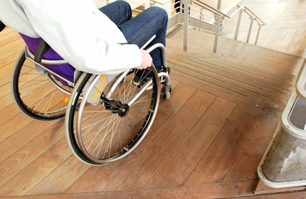 Zdjęcie: mężczyzna na wózku nad schodami
