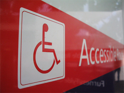 Na zdjęciu: znak informujący o dostępie dla osób niepełnosprawnych