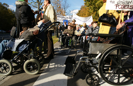 Rodzice osób z niepełnosprawnością podczas protestu ws. wysokości świadczeń