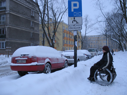 Zaśnieżony parking, a osoba na wózku nie może podjechać do samochodu