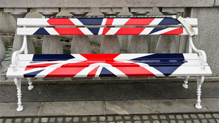 Na zdjęciu: Ławka w barwach brytyjskiej flagi