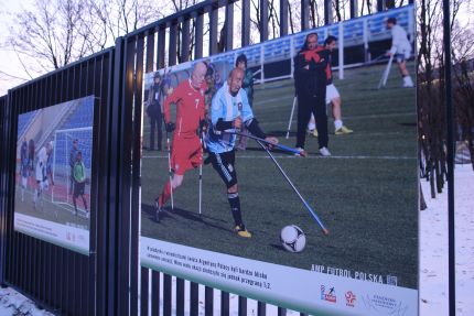 Wystawa zdjęć ampfutbolu na płocie Stadionu Narodowego w Warszawie.