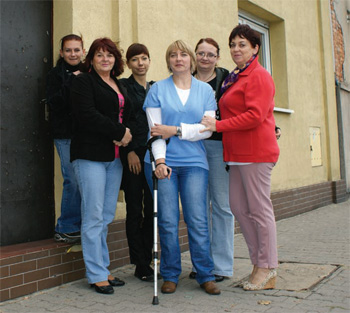 Panie Joanna Bednarczyk i Angelika Łukaszczyk w towarzystwie pracownic fundacji, w której pracują