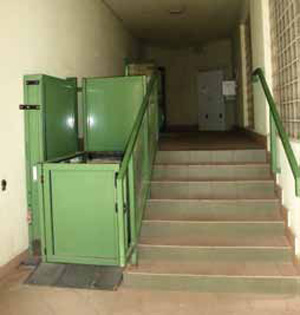 Mała winda na korytarzu w bloku