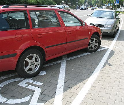 Samochód parkujący na kopercie.